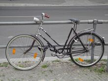 Mifa Modell S 2/16 (1958/59) Spätes Exemplar, Rahmen im Gegensatz zum Nachfolgetyp 153 noch mit innenverlötetem Oberrohr und ohne Luftpumpenhalterung. Sattel nicht original. Ob es sich bei dem Rücklicht (Stern) um die werksseitige Ausstattung oder eher ein zeitgenössisches Zubehörteil handelt, ist nicht klar.