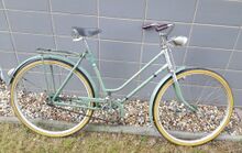 Mifa Modell S 2/16 (1958) Dieses Fahrrad von 1958 besitzt wiederum das Ringdekor. Es ist bereits mit dem schlankeren Scheinwerfer Typ 8707.6 ausgestattet, während es sich beim Rücklicht noch um die "Hexennase" handelt. Sattel und Bereifung nicht original.