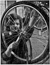 Bildunterschrift: "TÄGLICH 1000 FAHRRÄDER verlassen das MIFA-Werk in Sangerhausen. Monteur Brigitte Teufel leistet letzte Handgriffe am Endmontageband. Eine Neuentwicklung ist das Falt-Rad, das in diesem Jahr in größeren Stückzahlen produziert wird. Etwa ein Viertel der Produktion wird in 32 Länder exportiert. 6550 Fahrräder wurden bis Ende 1966 für Vietnam geliefert." (NEUE ZEIT vom 13. Januar 1967)