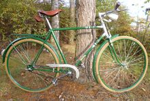 Ausstattung: Beleuchtungskomponenten von AUFA, Bereifung von TSG, Griffe Marke "Tempo" (Form "HaGe"), dazu wurde ein zeitgenössischer Saxonia-Kettenschutz montiert. Das Fahrrad besitzt bereits eine Rundscheidengabel, aber noch Schutzbleche mit der alten Form.