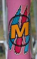 Zeitraum: 1990 Material/Art: transparenter Aufkleber Bemerkungen: An allen Fahrradtypen einschließlich Fahrrädern der neuen Modellpalette 1990.