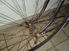 Dieses Detail eines anderen Exemplars läßt auf eine werkseitige Ausstattung mit schmalen, doppelt weiß linierten Stahlfelgen und Flügelmuttern aus verchromtem Stahl schließen.