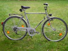 Hierbei handelt es sich um die am häufigsten zu beobachtende Ausführung: Herrenmodell, 3-Gang-Favoritschaltung, Lackierung in silbermetallic. Es entspricht es im Wesentlichen dem Modell 204; Kettenschutz vom Tourensportrad.