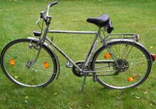 Pedale, Lenkergriffe, Luftpumpe und Sattel (Wittkop) sind westdeutsche Teile; ob die zusätzlichen Reflektoren und die Reifen ebenfalls dazugehörten oder nachgerüstet sind, ist unbekannt.