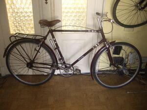 Bei diesem Modell 9 e (Fundzustand) aus dem Jahre 1955 fehlen von der Originalausstattung das Strebenrücklicht und die Rahmentasche.