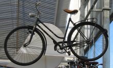 Die Damenausführungen der 28"-Mifa-Sporträder sind heute nur noch selten zu finden. Dieses Modell SD 15 aus dem Zeitraum 1955/56 befindet sich in einem guten Zustand, wenngleich einige Anbauteile falsch sind (Dynamo, Sattel, Lenker, Griffe, Scheinwerfer).