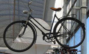 Die Damenausführungen der Mifa-Sporträder sind heute nur noch selten zu finden. Dieses Modell SD 15 aus dem Zeitraum 1955/56 befindet sich in einem recht guten Zustand, wenngleich einige Details unstimmig sind (Dynamo, Sattel, Lenker, Scheinwerfer?).