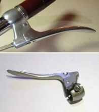 MILA-Bremshebel (1. Ausführung) Zeitraum: 1958 bis mind. 1974 Verwendung: Tourensport- und Sporträder Material: Aluminium Bemerkungen: erste Version mit Klemmschraube unterhalb des Lenkers