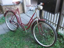 Bis Mitte der 1960er Jahre wurden die Tourensporträder von Diamant häufig in der Farbvariante rot lackiert. Hier ein originales Modell 35 154 aus dem Jahr 1959. Fehlteile: Luftpumpe, Werkzeugtasche, Kleidernetz.