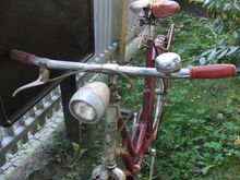 Es besitzt einen Ledersattel vom VEB Lederwarenfabrik Mühlhausen und Gummi-Lenkergriffe von ZITZA.