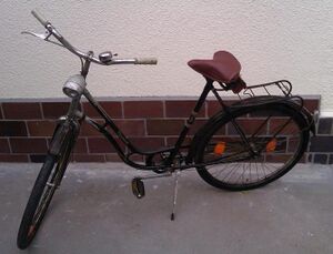 Dieses schwarze Exemplar von 1962 hat bereits einen silbernen Strahlenkopf, aber ebenfalls noch lackierte Stahlfelgen. Nicht original sind Lenker, Ständer und Speichenreflektoren.