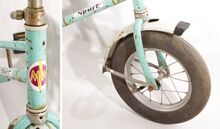 Lager des Lenkers mit Außenklemmung und Kunststoffschalen (vrmtl. ohne Kugellager). Auch die Sattelstütze wird mittels Außenklemmung gesichert.