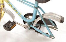 Der Rahmen besitzt ein doppeltes Oberrohr. Getriebegehäuse mit Hinterbau sind unter dem gebogenem Hauptrahmenrohr angeordnet.