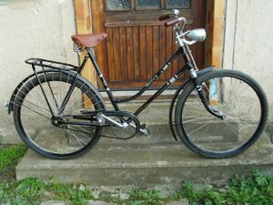 Auch dieses Exemplar aus dem Jahre 1958 besitzt das für Möve typische Ringedekor.