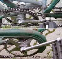 Kettenblatt "Tandem" Zeitraum: 195? bis 195? Verwendung: Möve Tandem Material: Stahl (verchromt) Größe: 46 Zähne Zahnbreite: 1/8" Bemerkungen: verstärkte Ausführung des Kettenblatts "Stern"; durch Weglassen des zweiten Stanzschrittes ergeben sich statt der filigranen Doppelstege fünf solide Segmente, an denen hinten auch das zweite Kettenblatt angenietet ist