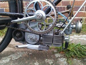 Motoransicht rechte Seite, Reibrolle zur Kraftübertragung auf das Hinterrad.