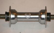 Verstärkte RENAK-Nabe Zeitraum: 19xx bis 198x Verwendung: u.a. Mifa Tandems Material: Stahl (verchromt) Bemerkungen: verstärkte Flansche, Achse mit FG 9,5