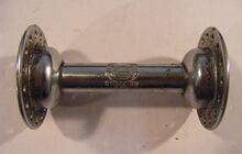 Dreiteilige RENAK-Nabe Zeitraum: spätestens 1974 bis 198x Verwendung: alle Fahrradtypen Material: Stahl (verchromt) Bemerkungen: schlank ausgeführte Hülse; bis mind. 1974 mit Herstellungsjahr geprägt