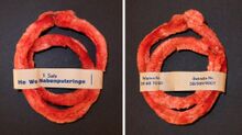 Nabenputzringe "He Wo" Zeitraum: 1950er Jahre Hersteller: unbekannt, die Betriebsnummer verweist auf einen Betrieb aus dem Wirtschaftszweig Kunststoffverarbeitung in Berlin-Pankow Material: Chenilledraht Bemerkungen: mit Banderole, bekannt in den Farben rot, orange, gelb, grün, hellblau, dunkelblau