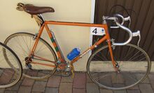 Vrmtl. in den 80ern umgebautes Rennrad. Ausgeführte Arbeiten: Kürzen des Hinterbaus, Begradigung der Gabel, neue Ausfallenden, Verlegung der Schaltzüge unters Tretlager, Gewindehülsen für Flaschenhalter, Verlegung des hinteren Bremszuges.