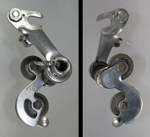 Zeitraum: 1955 bis 1957 Verwendung: Diamant Rennräder, Diamant Luxus-Sporträder Material: Stahl (verchromt) Bemerkungen: wie erste Version, aber mit Prägung des Gütezeichens am Kettenleitblech