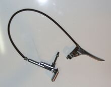 Seilzug-Stempelbremse von Optima Zeitraum: 1955 bis 195x Verwendung: ? Material: Stahl (verchromt) Bemerkungen: extra schlanke Ausführung (für gleiche Lochgröße im Schutzblech wie bei Gestängebremsen), Hersteller-Prägung im Bremsgriff. Ein identisches Modell wurde um 1955 vom Büromaschinenwerk Karl-Marx-Stadt hergestellt.