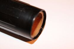 7. Griffe mit Zierring Bei Griffen mit Abschlussring muss die Papphülse 2 bis 3mm weiter in die Griffhülse geschoben werden. Hierzu eine weitere Papphülse oder einen Holzstab passenden Durchmessers verwenden.