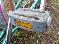 Recht seltenes Pedal komplett aus Kunststoff, aus zwei Hälften zusammengenietet, Glasreflektor, Hersteller: ?, Baujahr: etwa Anfang bis Mitte 70er Jahre, verbaut an: Klapprädern, Material: Kunststoff, Glas