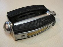 Rahmenrückstrahlerpedale Zeitraum: Ende 60er / Anfang 70er Jahre Hersteller: WEB Verwendung: Diamant-Sporträder, Tourensporträder von Diamant und Mifa Material: Gummi, Stahl (verchromt / verzinkt), Glas Bemerkungen: aufgepresste Staubkappe