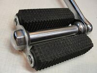 Fahrradpedal für Tourenräder, ohne Reflektoren, geschraubte Kappe, Hersteller WEB, Baujahr: vrmtl. frühe 50er Jahre, verbaut an: vrmtl. frühe Diamant-EH-Räder, Material: Stahl verchromt, Gummi