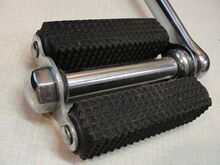 Gummiblockpedale (ohne Reflektoren) Zeitraum: 195x bis ca. 1955 Hersteller: WEB Verwendung: Diamant Tourenräder, Diamant Tourensporträder Material: Stahl (verchromt), Gummi Bemerkungen: geschraubte Staubkappe