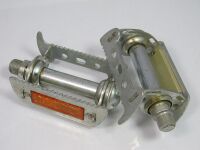 Rennpedale in Kastenausführung mit Reflektoren Zeitraum: 196? - 198? Verwendung: Diamant Rennräder Material: Stahl (verchromt; später verzinkt) Bemerkungen: Standardpedal bis zum Ende der Produktion; aufgepresste Staubkappe