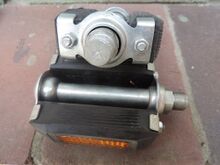 Rückstrahlerpedale "A 80" (mit Kunststoffreflektoren) Zeitraum: ca. 1975 bis ca. 1980 Hersteller: Mifa Verwendung: Tourenräder und Tourensporträder von Mifa, Diamant Modell 35 157, Jugend- und Kinderräder. Material: Gummi, Stahl (verzinkt), Kunststoff Bemerkungen: Schmale Ausführung für Damen- und Kinderräder.