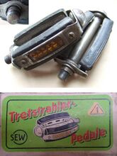 Tretstrahlerpedale Zeitraum: 1955 bis mind. 1958 Hersteller: SEW Verwendung: Diamant-Tourenräder Material: Gummi, Stahl (verchromt), Glas Bemerkungen: aufgepresste Staubkappe