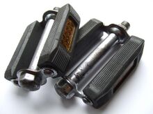 Rückstrahlerpedale Zeitraum: 1954 bis 1955 Hersteller: vrmtl. WEB Verwendung: Diamant Tourensporträder und Diamant Sporträder Material: Stahl (verchromt), Gummi Bemerkungen: geschraubte Staubkappe