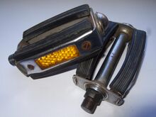 Rahmenrückstrahlerpedale mit Kunststoffreflektoren Zeitraum: ca. 1973 bis ca. 1978 Hersteller: VEB Zweiradzubehör Benshausen Verwendung: Diamant-Sporträder und Tourensporträder von Diamant und Mifa Material: Gummi, Stahl (verchromt / verzinkt), Kunststoff Bemerkungen: aufgepresste Staubkappe
