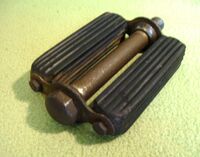 Gummiblockpedale ohne Reflektoren Zeitraum: 195? - 195? Verwendung: Material: Gummi, Stahl (verchromt) Bemerkungen: hergestellt von ?; geschraubte Staubkappe