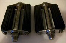 Gummiblockpedale (ohne Reflektoren) Zeitraum: belegt für 1952 Hersteller: Fichtel und Sachs (FuS) Verwendung: Tourenräder Material: Gummi, Stahl (verchromt) Bemerkungen: Herstellerprägung auf Achsen; geschraubte Staubkappe