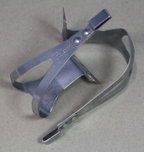 Pedalhaken mit Infesto-Prägung Zeitraum: ab etwa 1961 Hersteller: Material: Federstahl (matt oder glänzend verchromt) Bemerkungen: ohne Aussparung im Trittbereich; erhältlich in den Größen 55mm und 62,5mm