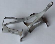 Pedalhaken Zeitraum: spätestens 1954 bis etwa 1961 Hersteller: FZTW, ab 1958 vrmtl. VEB Fahrzeug- und Gerätewerk Simson, Werk 2, Zella-Mehlis Material: Federstahl (matt oder glänzend verchromt) Bemerkungen: mit Aussparung im Trittbereich; erhältlich in den Größen 55mm und 62,5mm