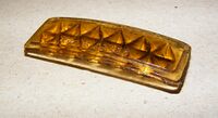 Gekrümmter Pedalreflektor, verschiedene Gelbtöne bekannt, Material: Glas, mit reflektierendem Silberlack hinterlegt