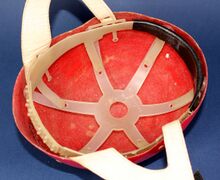 Sturzhelm für Bahnrennen Die Innenteile wurden von leichten Bauhelmen übernommen, die Außenschale dagegen orientiert sich an Mopedhelmen.