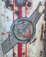 Abziehbild "Pionier Extra" auf dem hinteren Schutzblech von Döbelner "Pionier"-Kinderrädern, 1950er Jahre. Gab es für Tretroller auch mit der Bezeichnung "Schulflitzer Extra".