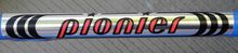 Zeitraum: spätestens 1985 bis 1990 Zu finden an: allen 24"-Modellen Art: Chromfolienaufkleber Beschreibung: Schriftzug "Pionier"; Füllfarbe des Schriftzugs rot, gelb oder schwarz.