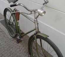 Rahmenfarbe: Polizeigrün, Felgen unliniert. Griffe, Sattel, Werkzeugtasche, Beleuchtung und Pedale sind nicht original.