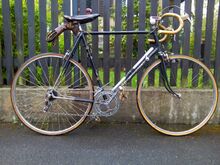 Dieser Diamant-Rahmen (um 1955) wurde in den 1950er Jahren bei Preiser umlackiert und Gabel sowie Hinterbau verchromt. Das Rad aus Erstbesitz zeigt den letzten Wettkampf-Zustand um 1975 bei der BSG Fortschritt Greiz.