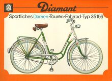 Eine Abbildung aus demselben Prospekt, gezeigt ist jedoch eine ältere Ausführung. Erkennbar ist das Sportkleidernetz. Unklar ist, ob Modell 35 156 zeitweise tatsächlich mit einem Terrysattel ausgestattet wurde, so wie hier dargstellt.