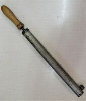 Hersteller: Elgersburg, Baujahr: 50er Jahre, verbaut an: ??, Material: Eisen, Holz, bekannte Farben: silber