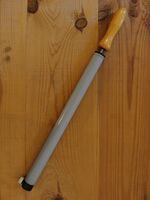 Hersteller: ??, Baujahr: vrmtl. 60er Jahre, verbaut an: ?? (vrmtl. Zubehörteil), Material: Eisen, Holz, Kunststoff, bekannte Farben: grau