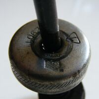 Prägung der links nebenstehenden Pumpe. Deutlich zu erkennen das sächsische Länderwappen